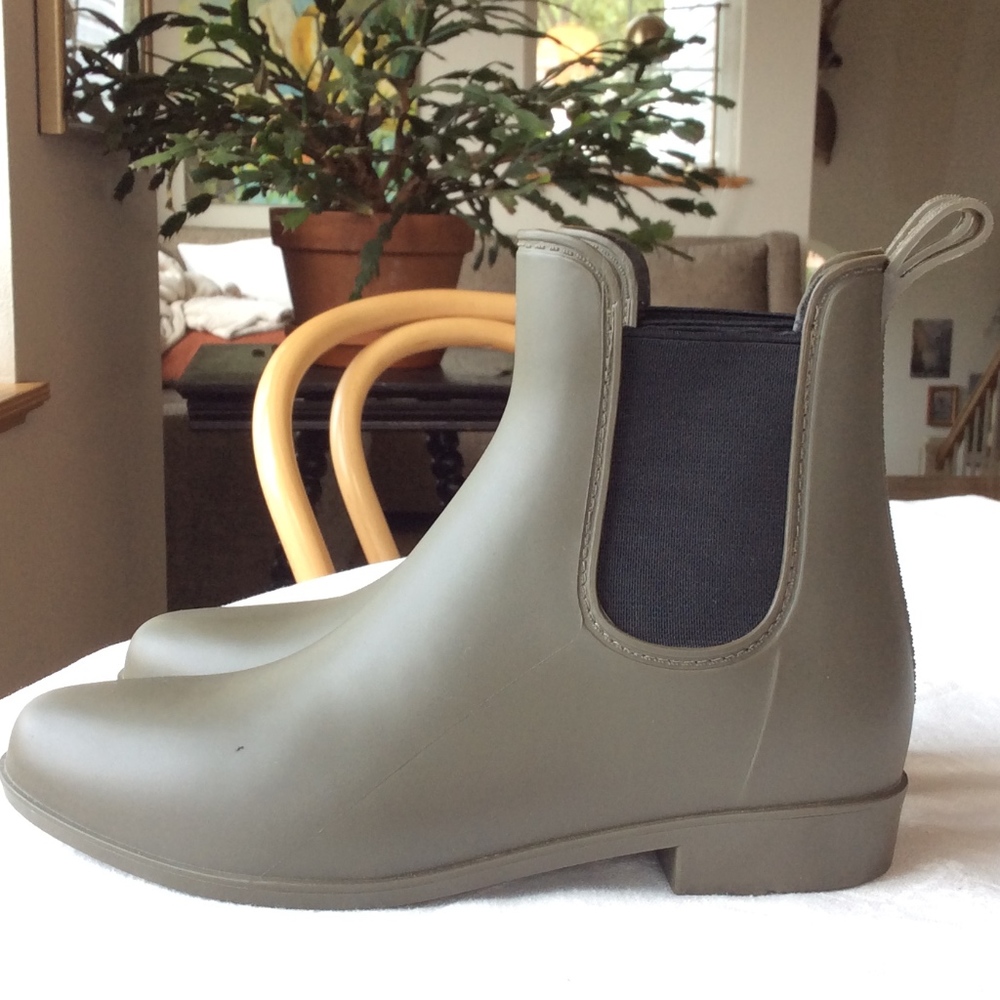 Women's Chelsea Rain Boots, Green, Size 7 (like 8)